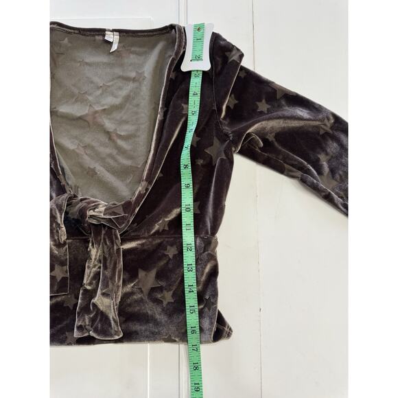 Out From Under Urban Outfitters Long Sleeve Sheer Stars Crop Top Size S Velvet - Picture 6 of 7
